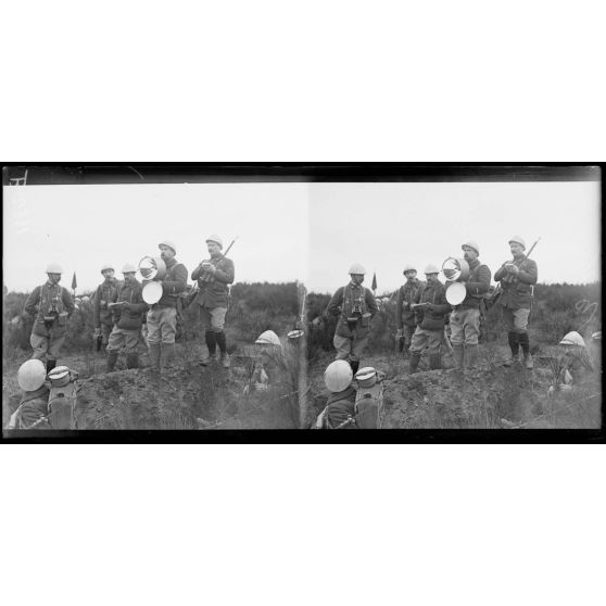 Dans les Vosges, alpins avec projecteur de campagne. [légende d’origine]