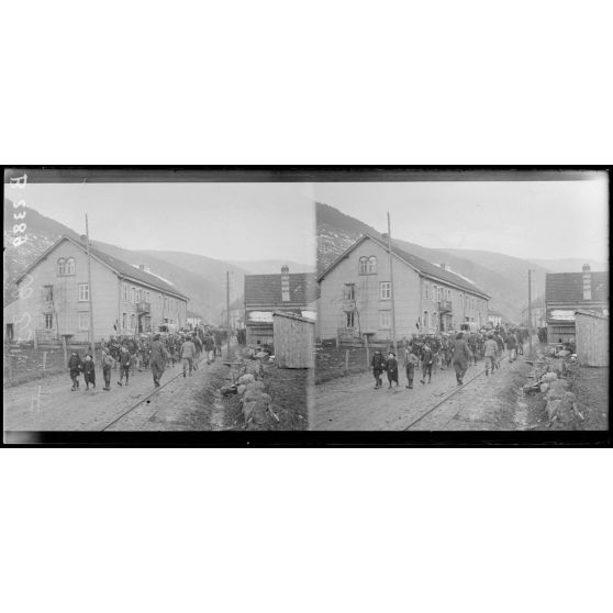 Arrivée d’un régiment dans un village des Vosges. [légende d’origine]