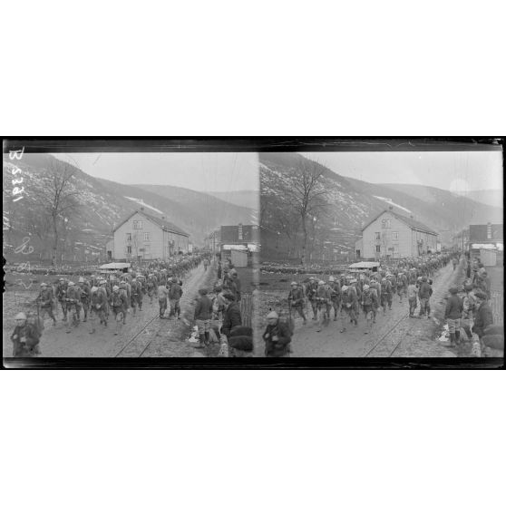 Dans les Vosges, colonne d’infanterie. [légende d’origine]