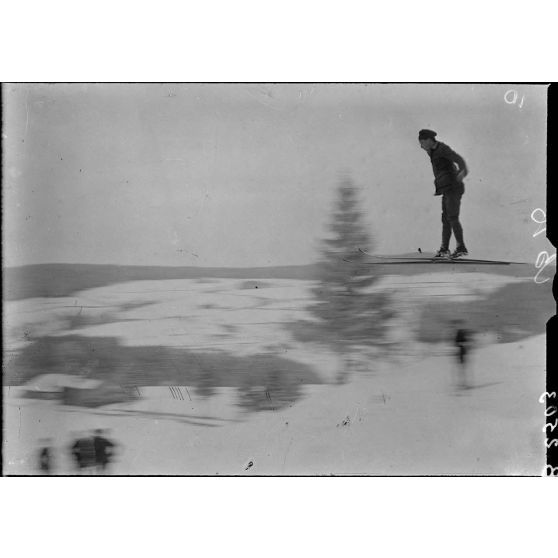 Vosges. Skieurs norvégiens section sanitaire. Un saut. [légende d'origine]
