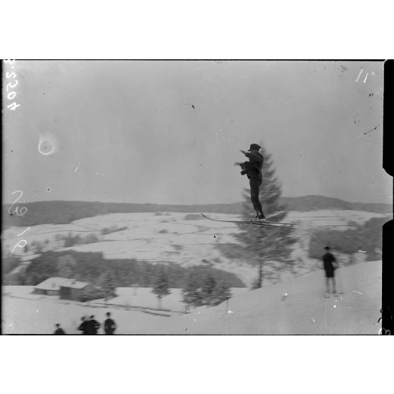 Vosges. Skieurs norvégiens section sanitaire. Un saut. [légende d'origine]