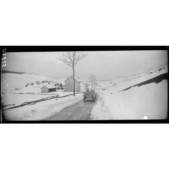 La Bresse (près). Route du col de la Grosse Pierre. Maison d'école isolée pour les enfants des hameaux épars dans la montagne. [légende d'origine]