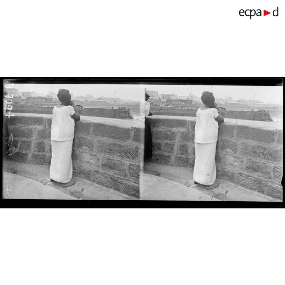 Casablanca, sénégalaise suivant des yeux une barcasse qui emmène son mari. [légende d’origine]