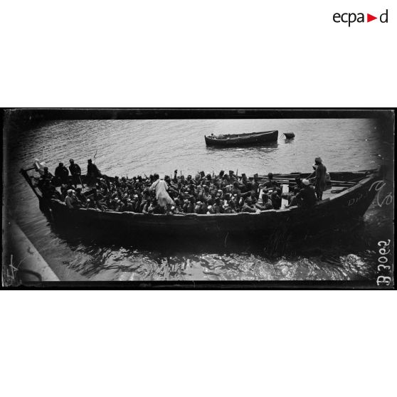 Casablanca, barcasse remplie de sénégalais. [légende d’origine]