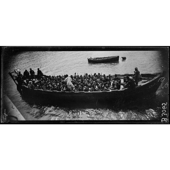 Casablanca, barcasse remplie de sénégalais. [légende d’origine]