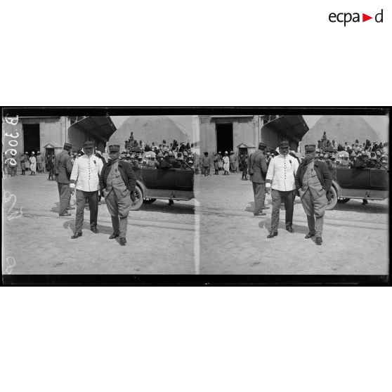 Casablanca, le général Barrès, commandant les troupes territoriales d’occupation au Maroc et le colonel Calmel. [légende d’origine]