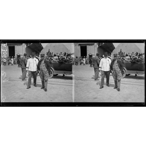 Casablanca, le général Barrès, commandant les troupes territoriales d’occupation au Maroc et le colonel Calmel. [légende d’origine]