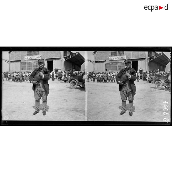 Le général Barrès et son chien. [légende d’origine]