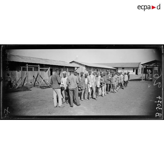 Casablanca, dépôt de prisonniers allemands la visite des effets. [légende d’origine]