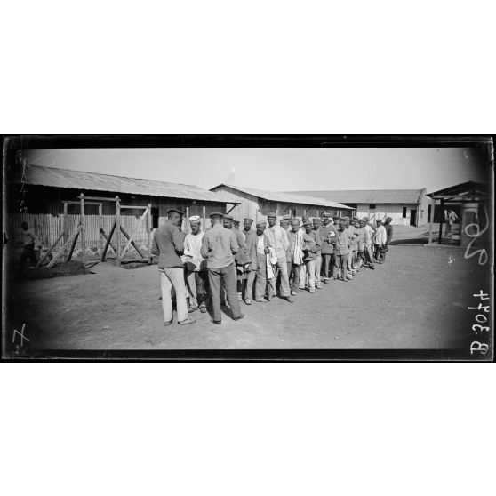 Casablanca, dépôt de prisonniers allemands la visite des effets. [légende d’origine]