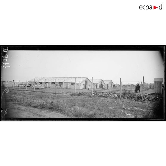 Casablanca, camp des prisonniers allemands dit à El Hamri, baraquements. [légende d’origine]