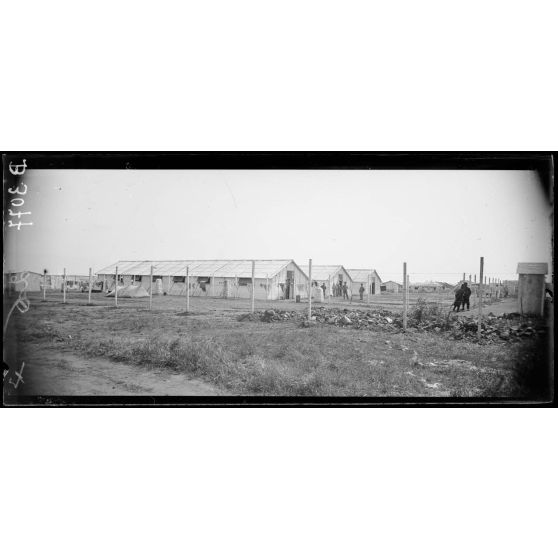 Casablanca, camp des prisonniers allemands dit à El Hamri, baraquements. [légende d’origine]