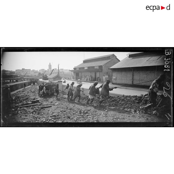 Dans le port de Casablanca, indigènes déchargeant du charbon à l’aide de wagonnets. [légende d’origine]