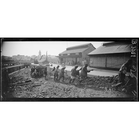 Dans le port de Casablanca, indigènes déchargeant du charbon à l’aide de wagonnets. [légende d’origine]