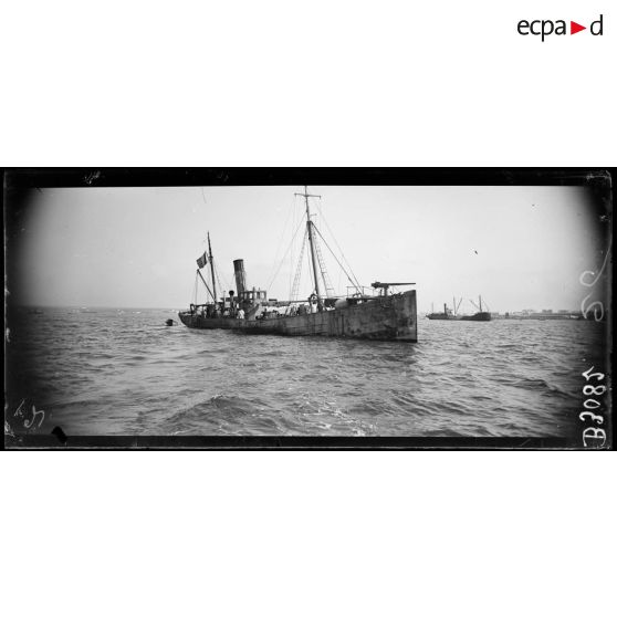 En rade de Casablanca, la Rusée, chalutier armé pour la défense du port. [légende d’origine]
