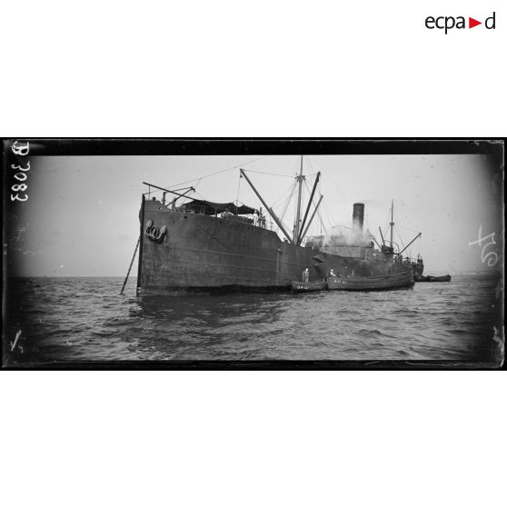 Rade de Casablanca, la Marne, navire charbonnier qui ravitaille le port de Casablanca. [légende d’origine]