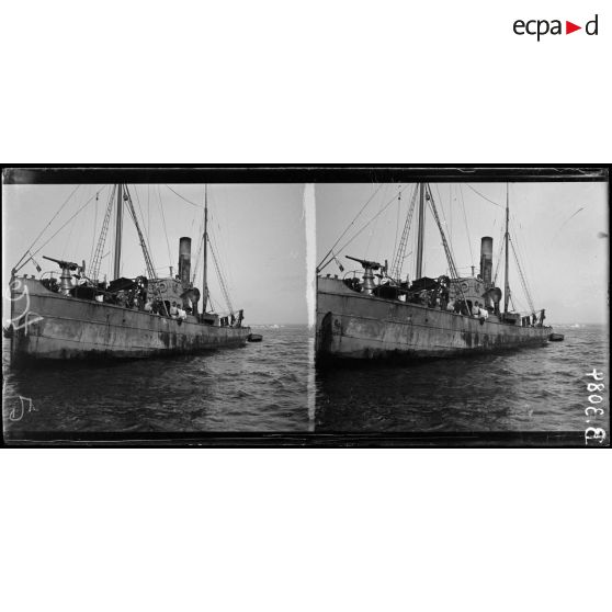 Rade de Casablanca, la Marie Joseph, chalutier armé pour la défense du port. [légende d’origine]