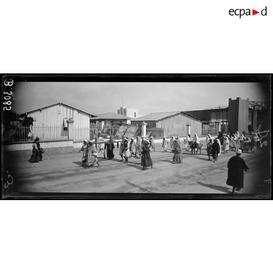 Casablanca, enterrement arabe. [légende d’origine]
