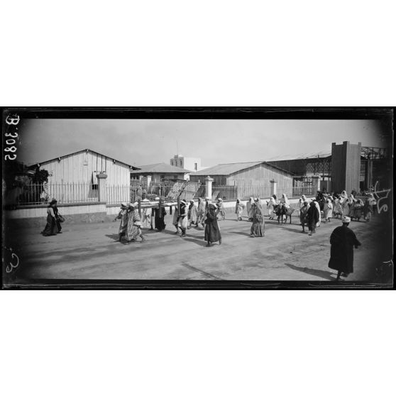 Casablanca, enterrement arabe. [légende d’origine]