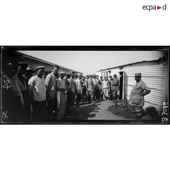 Casablanca, camp de prisonniers, visite médicale. [légende d’origine]