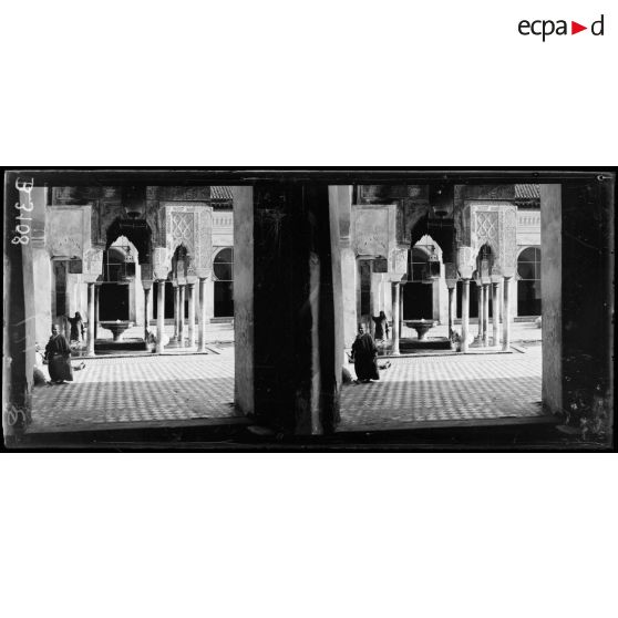 Fez, cour de la grande mosquée El Quaraouiyin. [légende d’origine]