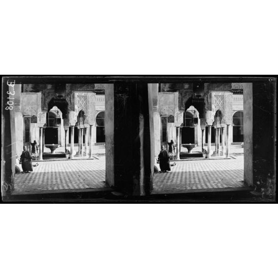 Fez, cour de la grande mosquée El Quaraouiyin. [légende d’origine]
