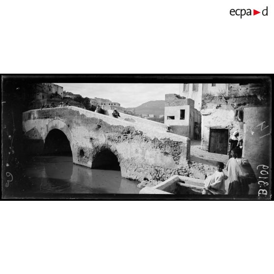 Fez, un pont sur l’oued Fez. [légende d’origine]