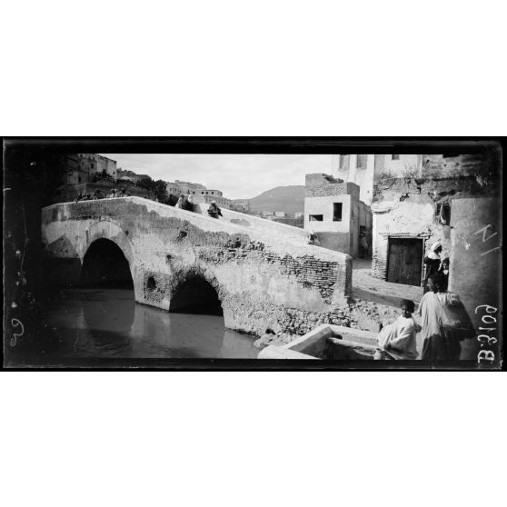 Fez, un pont sur l’oued Fez. [légende d’origine]