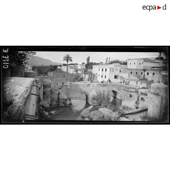 Fez, un coin de la ville arabe au bord de l’oued Fez. [légende d’origine]