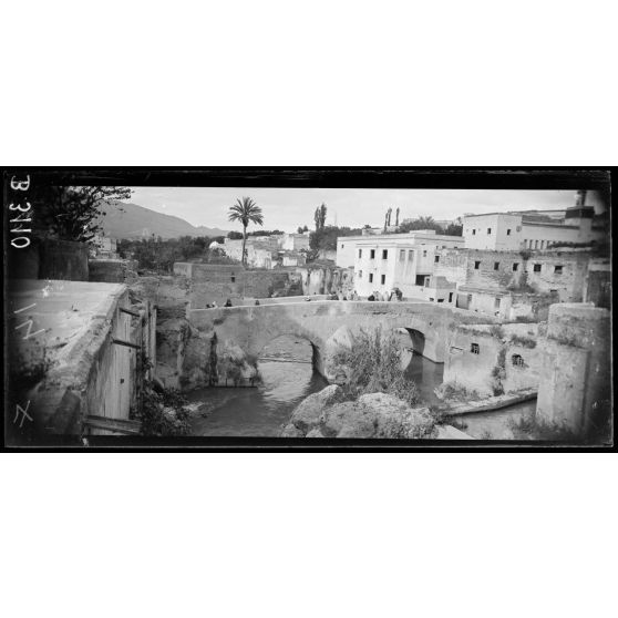 Fez, un coin de la ville arabe au bord de l’oued Fez. [légende d’origine]