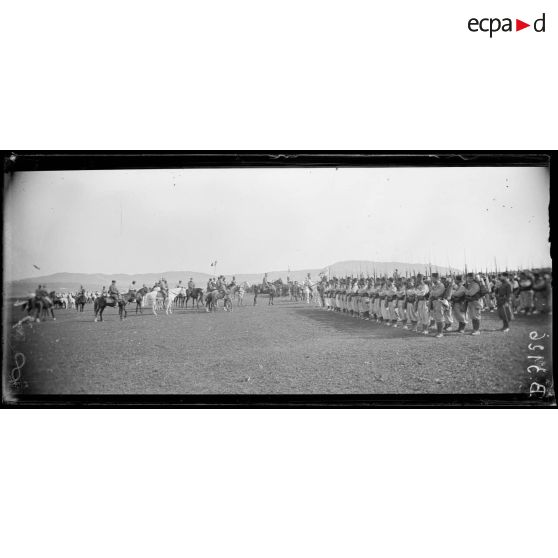 Environs de Fez, le général Lyautey passant en revue la garnison de Fez. [légende d’origine]