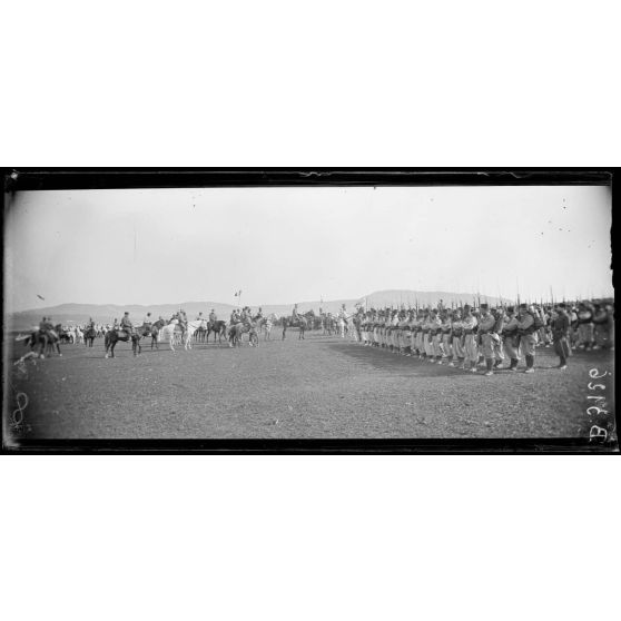 Environs de Fez, le général Lyautey passant en revue la garnison de Fez. [légende d’origine]