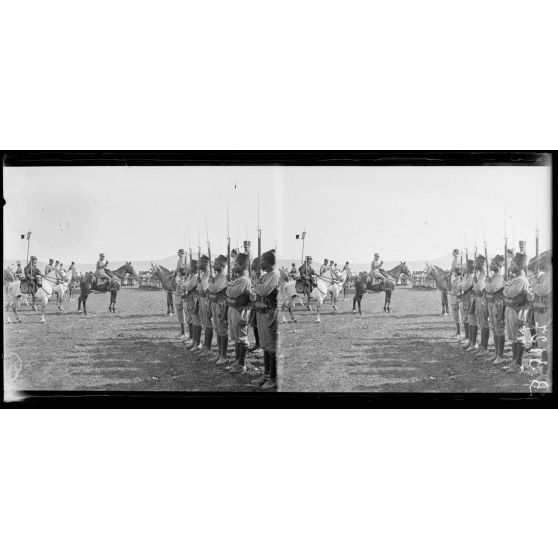 Environs de Fez, le général Lyautey passant en revue la garnison de Fez. [légende d’origine]