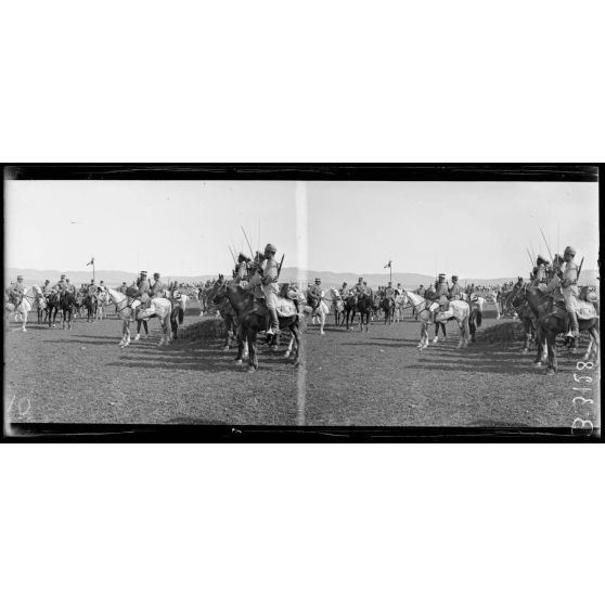 Environs de Fez, le général Lyautey passant en revue la garnison de Fez. [légende d’origine]