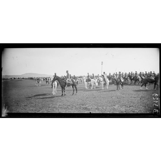 Environs de Fez, le général Lyautey passant en revue la garnison de Fez. [légende d’origine]