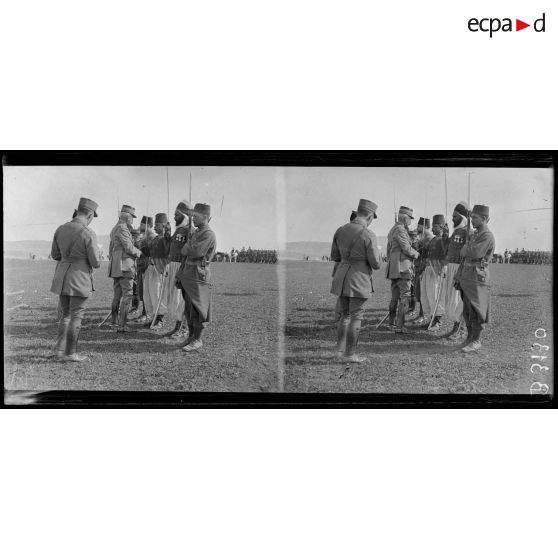 Environs de Fez, remise de décorations par le général Lyautey. [légende d’origine]