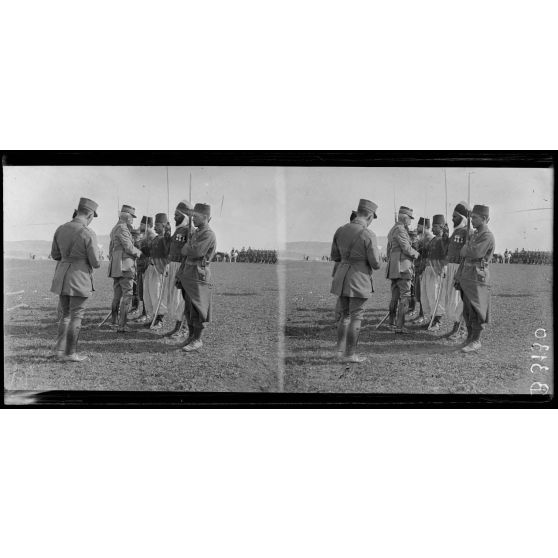 Environs de Fez, remise de décorations par le général Lyautey. [légende d’origine]