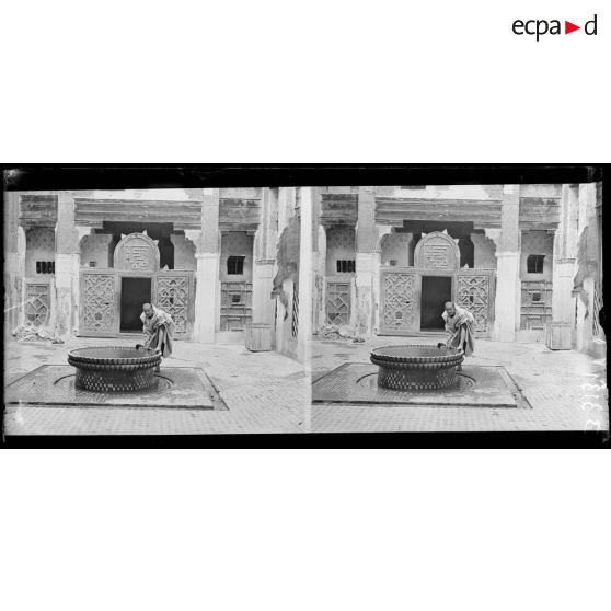Meknès, dans la cour d’une medersa. [légende d’origine]
