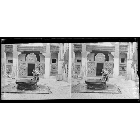 Meknès, dans la cour d’une medersa. [légende d’origine]