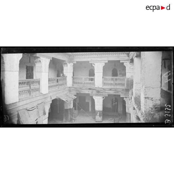 Meknès, Fonda Kohanna, un coin du marché juif. [légende d’origine]