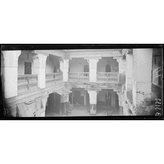 Meknès, Fonda Kohanna, un coin du marché juif. [légende d’origine]