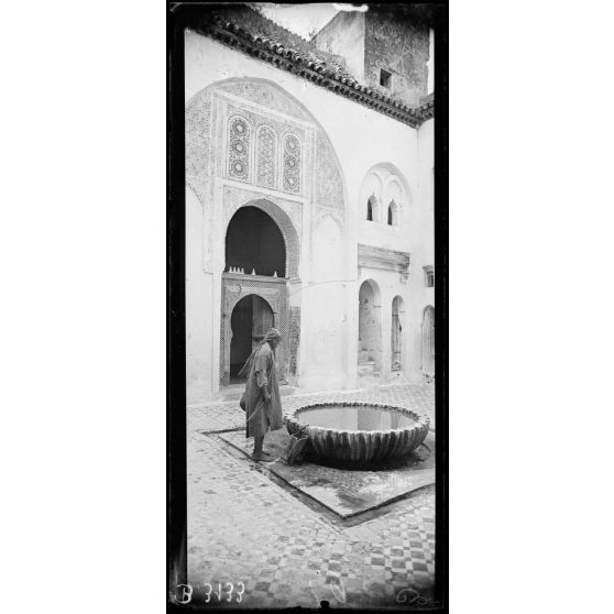 Meknès, dans la cour d’une medersa. [légende d’origine]