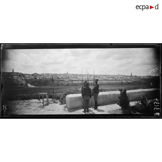 Meknès, la relève des sentinelles au QG, au fond panorama de la ville. [légende d’origine]