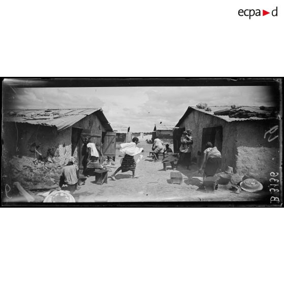 Meknès, au camp des femmes sénégalais. [légende d’origine]