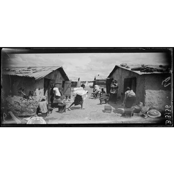 Meknès, au camp des femmes sénégalais. [légende d’origine]