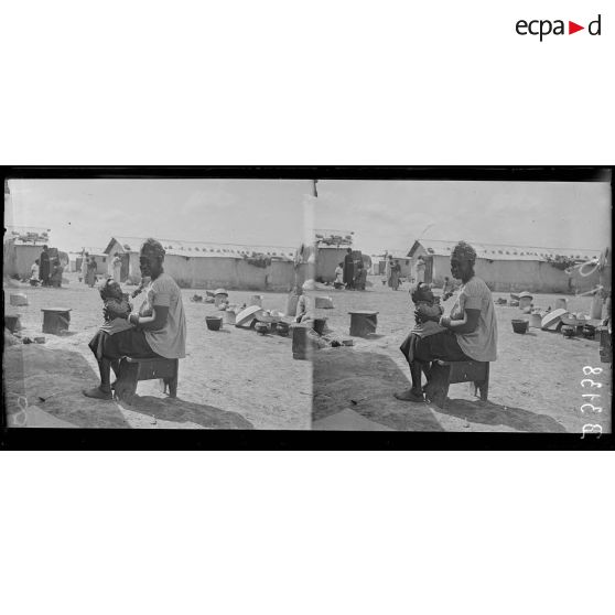 Meknès, au 1er plan sénégalaise et son bébé. [légende d’origine]