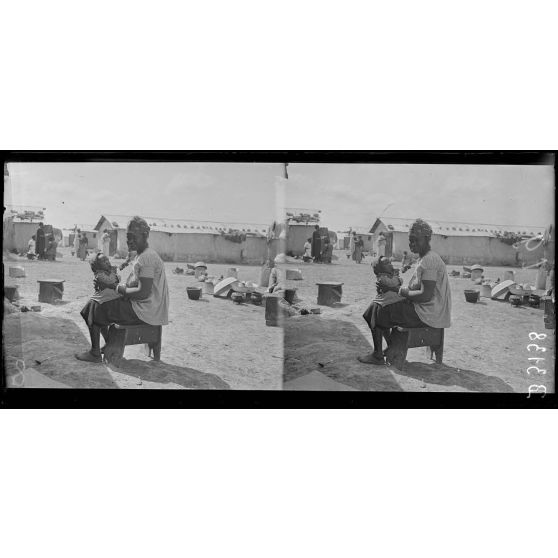 Meknès, au 1er plan sénégalaise et son bébé. [légende d’origine]