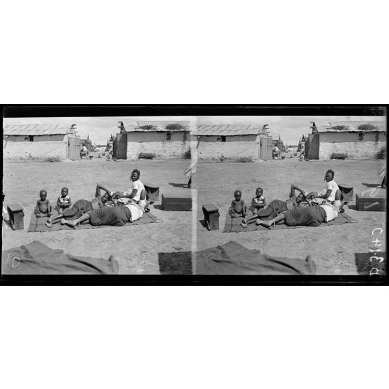 Meknès, au 1er plan sénégalaise faisant la sieste. [légende d’origine]