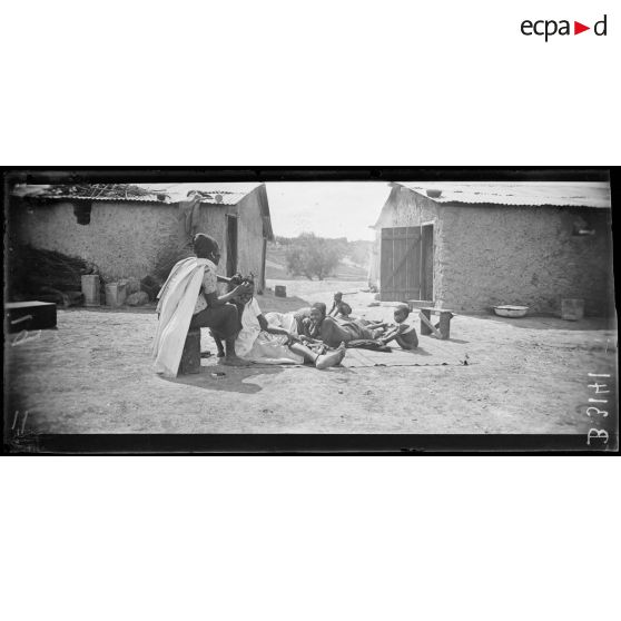 Meknès, une famille sénégalaise. [légende d’origine]