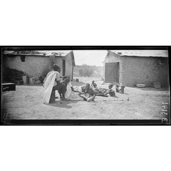 Meknès, une famille sénégalaise. [légende d’origine]